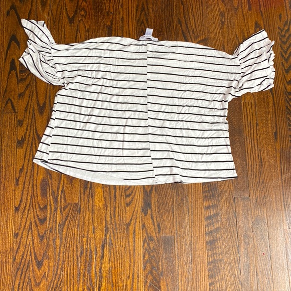 This is a stripe T-shirt from sws essentials, this shirt is a US S. - Picture 2 of 2